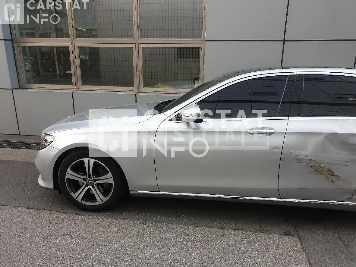 Photo 2 of 13: 2019 Mercedes-Benz E300, VIN WDDZF4JB4KA697933 — Korean insurance auction