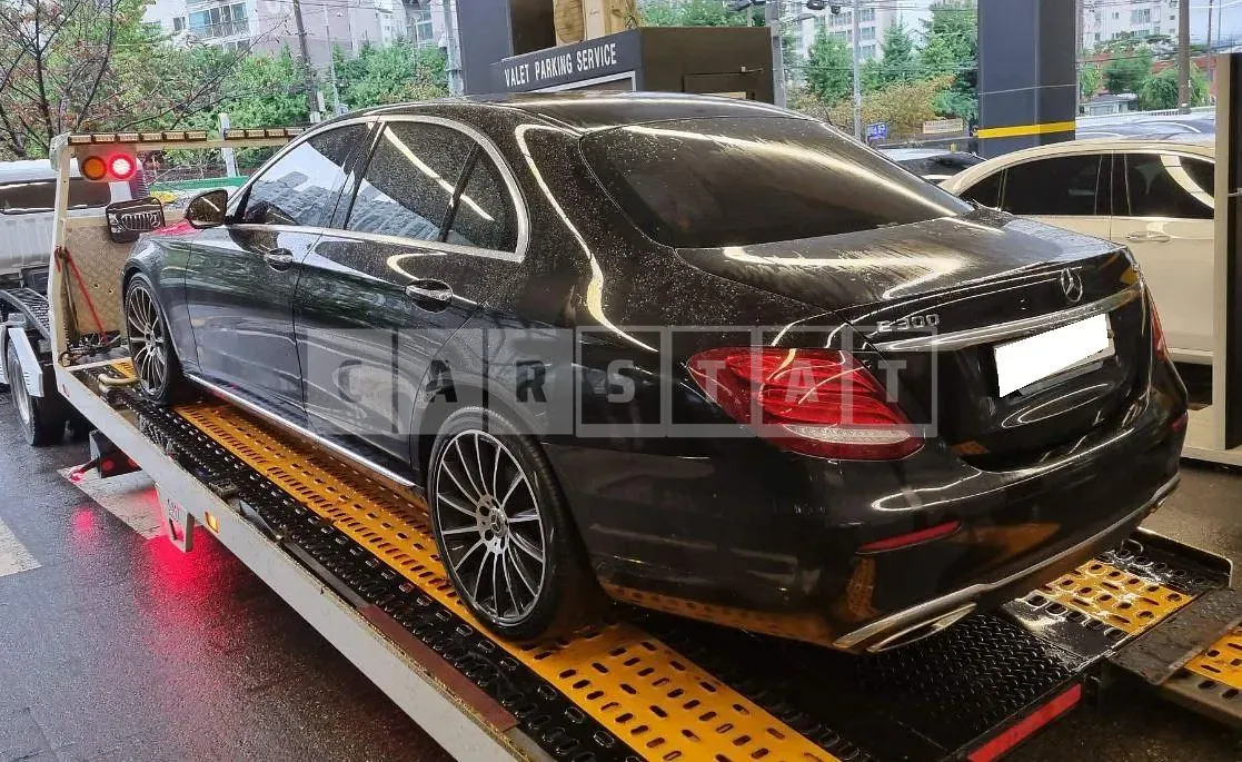 Photo 2 of 17: 2018 Mercedes-Benz E300 4Matic, VIN WDDZF4KB8JA461976 — Korean insurance auction