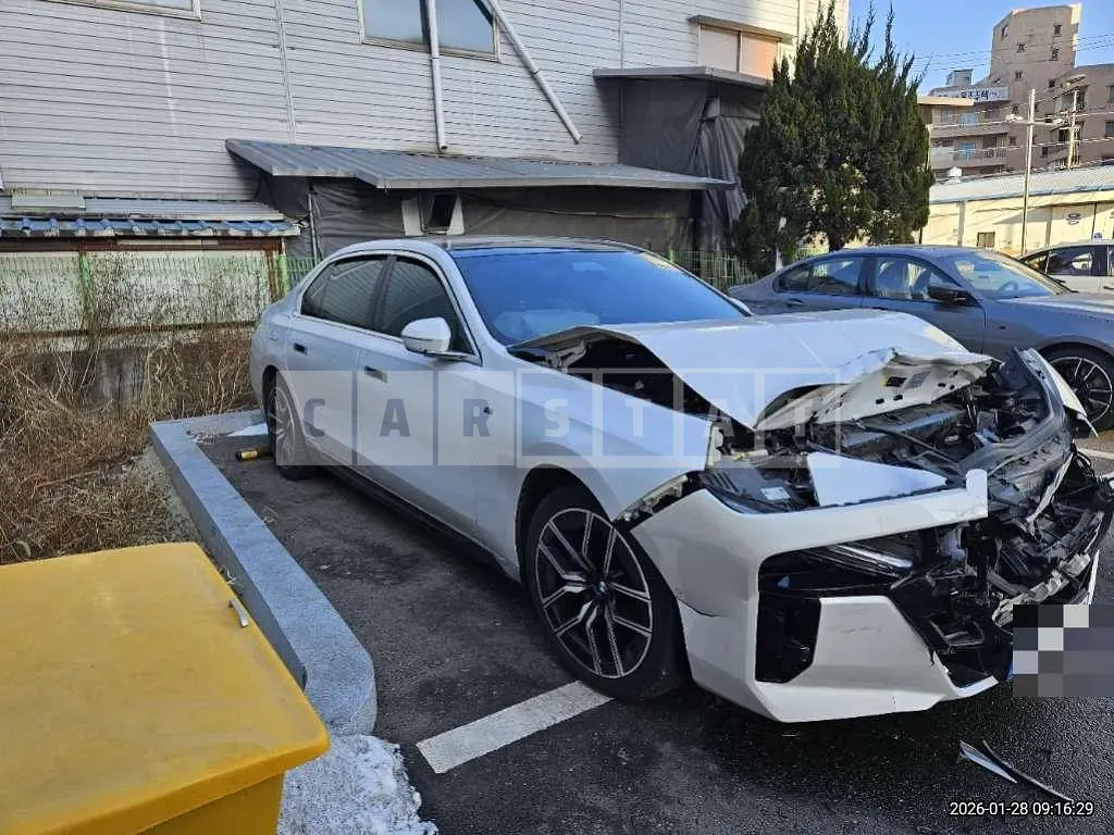 Photo 2 of 17: 2023 BMW 740d xDrive — Korean insurance auction