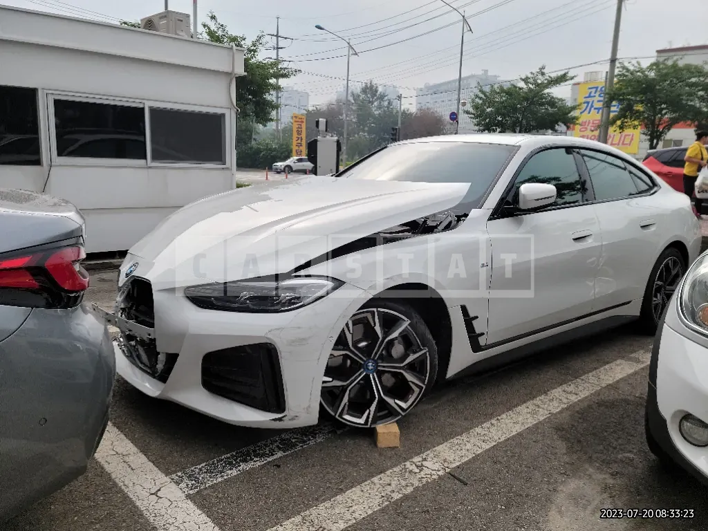 Photo 2 of 36: 2022 BMW i4 eDrive40, VIN WBY71AW05NFM28870 — Korean insurance auction