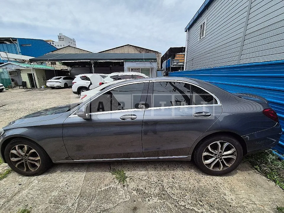 Photo 2 of 24: 2017 Mercedes-Benz C200 — Korean insurance auction