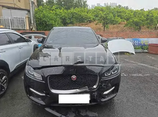 Photo 2 of 39: 2017 Jaguar F-Pace 20d, VIN SADCA2BN1HA047000 — Korean insurance auction