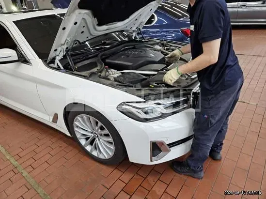 Photo 2 of 24: 2021 BMW 520i — Korean insurance auction