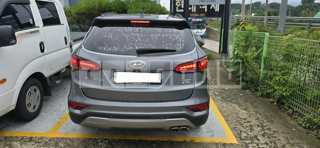 Photo 2 of 8: 2017 Hyundai Santa Fe, VIN KMHSW81UDHU765788 — Korean insurance auction
