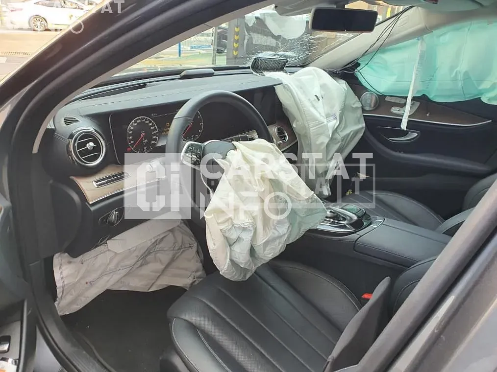 Photo 2 of 9: 2019 Mercedes-Benz E300, VIN WDDZF4JB8KA570277 — Korean insurance auction