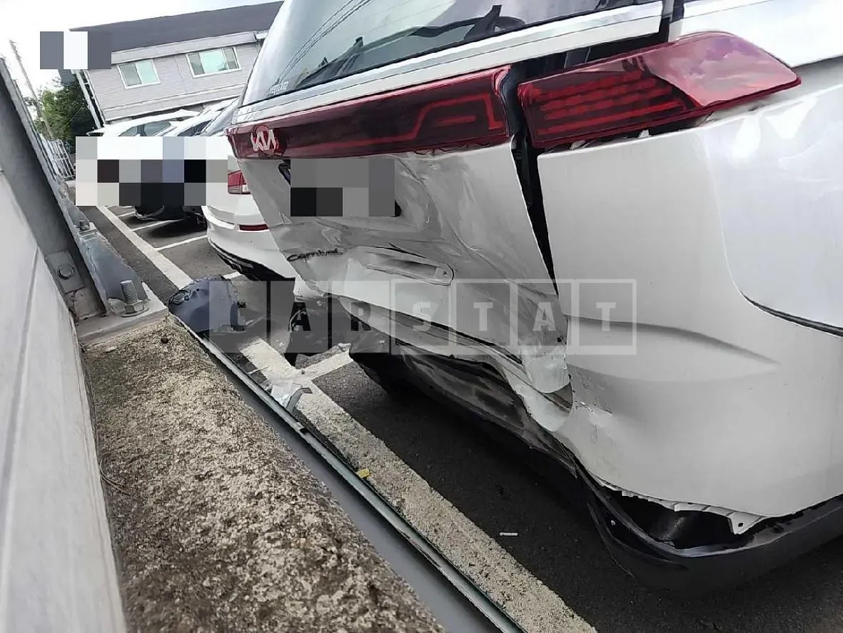 Photo 2 of 35: 2021 Kia Carnivals, VIN KNANC81BBMS078167 — Korean insurance auction