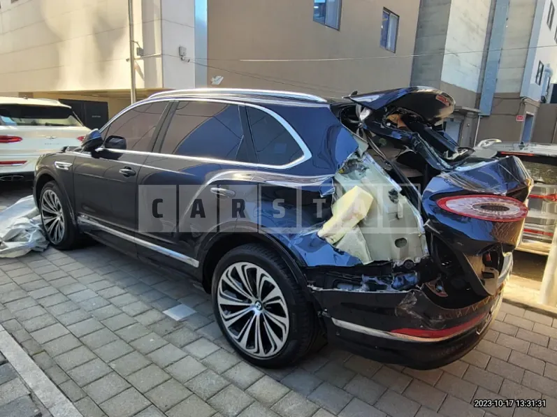 Photo 2 of 47: 2022 Bentley Bentayga V8, VIN SJAAM14VXNC013723 — Korean insurance auction