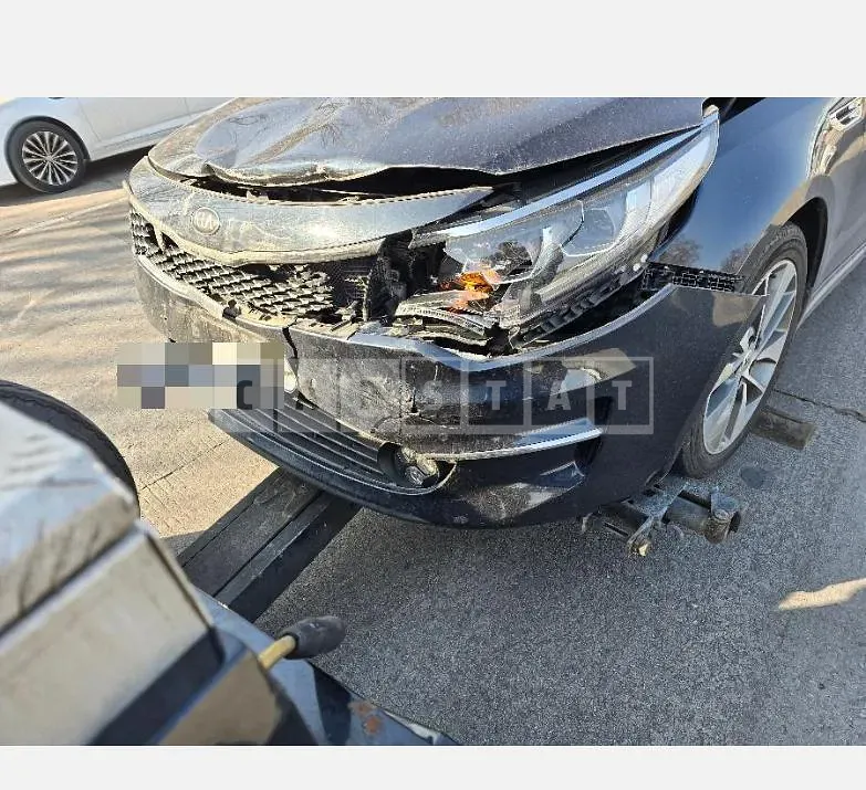 Photo 2 of 8: 2017 Kia K5 — Korean insurance auction