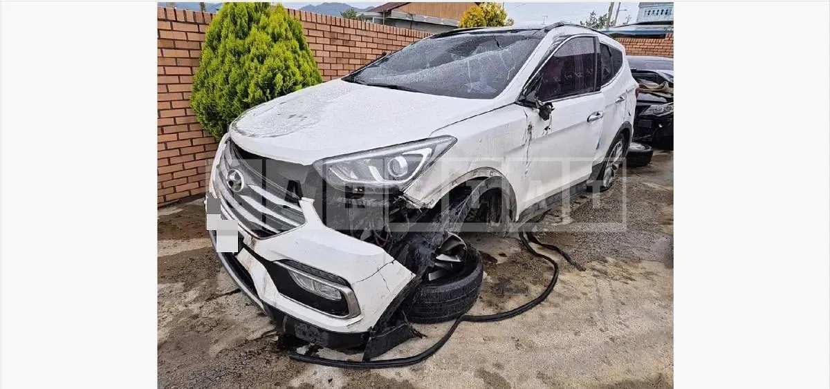 Photo 2 of 7: 2015 Hyundai Santa Fe DM — Korean insurance auction