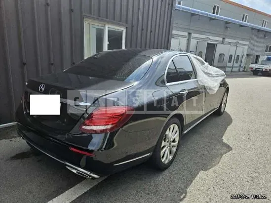 Photo 2 of 6: 2018 Mercedes-Benz E 300 — Korean insurance auction