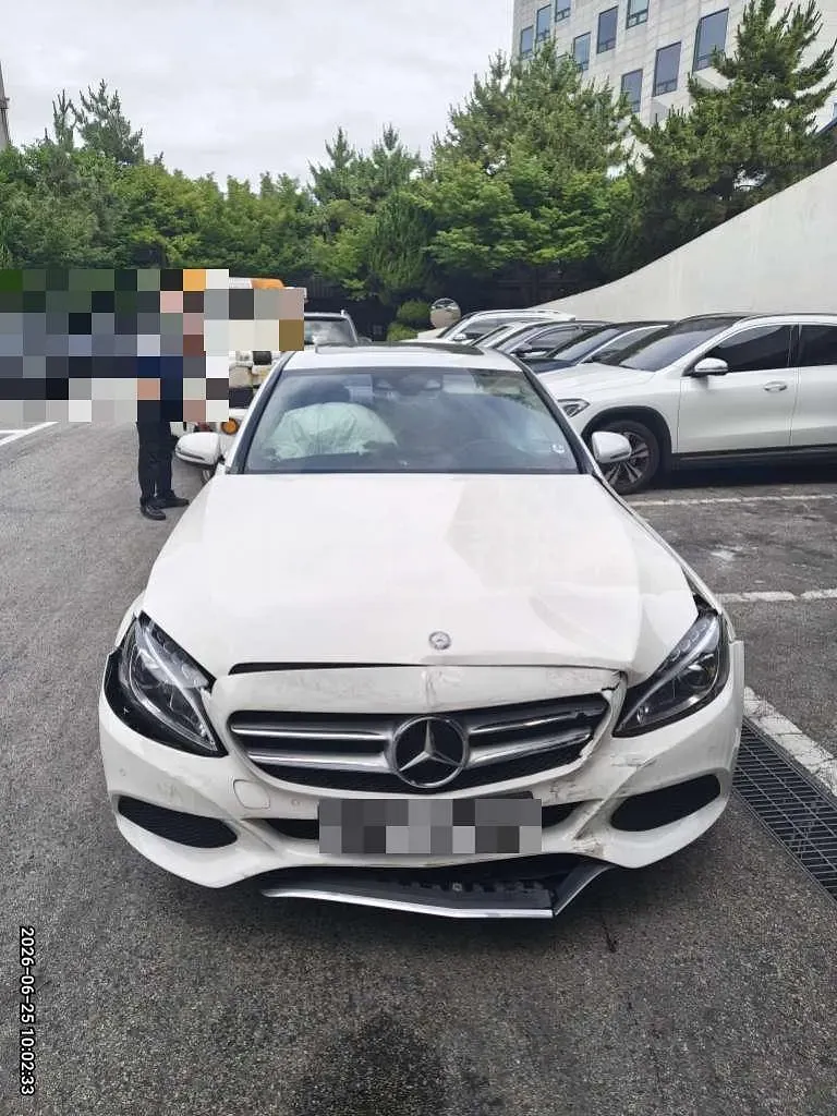 Photo 2 of 30: 2015 Mercedes-Benz C220 d — Korean insurance auction