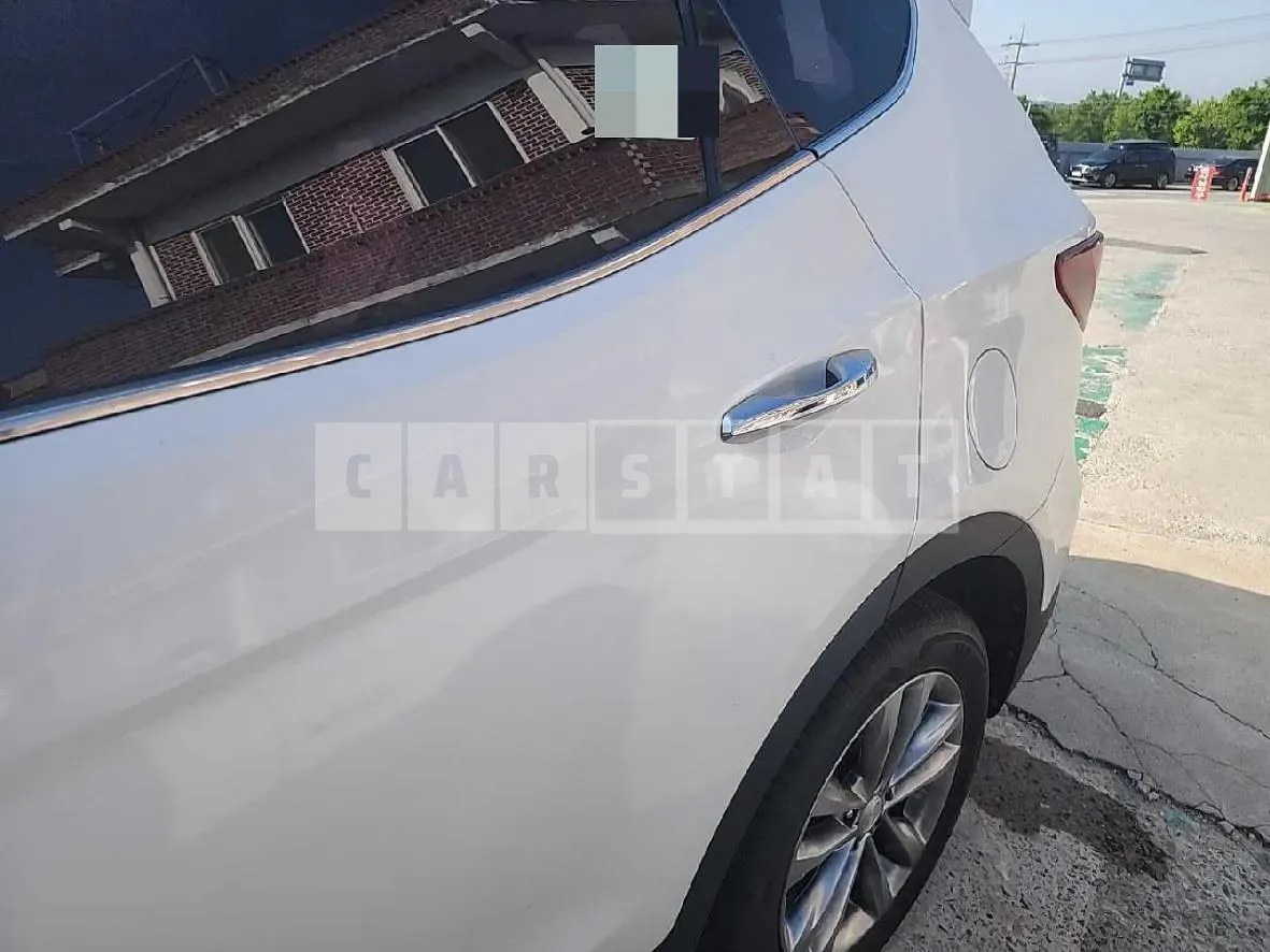 Photo 2 of 24: 2017 Hyundai Santa Fe 2.0 (4WD), VIN KMHSW81UDJU822643 — Korean insurance auction