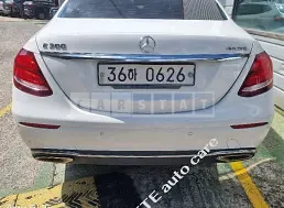 Photo 2 of 49: 2019 Mercedes-Benz E300 4Matic, VIN WDDZF4KB7KA671695 — Korean insurance auction