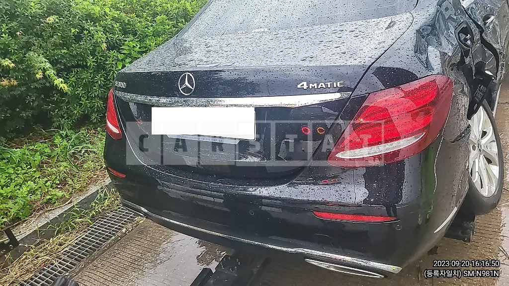 Photo 2 of 10: 2019 Mercedes-Benz E 300 4Matic, VIN WDDZF4KB3KA533149 — Korean insurance auction