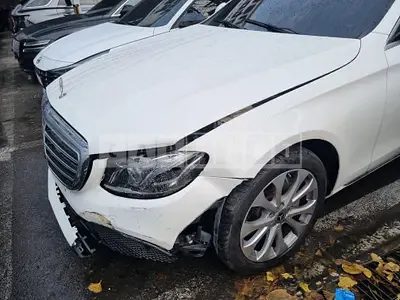 Photo 1 of 7: 2019 Mercedes-Benz E300 4Matic, VIN WDDZF4KB8KA623154 — Korean insurance auction