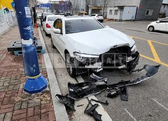 Photo 2 of 17: 2018 BMW 520i, VIN WBAJK710XJBP73227 — Korean insurance auction