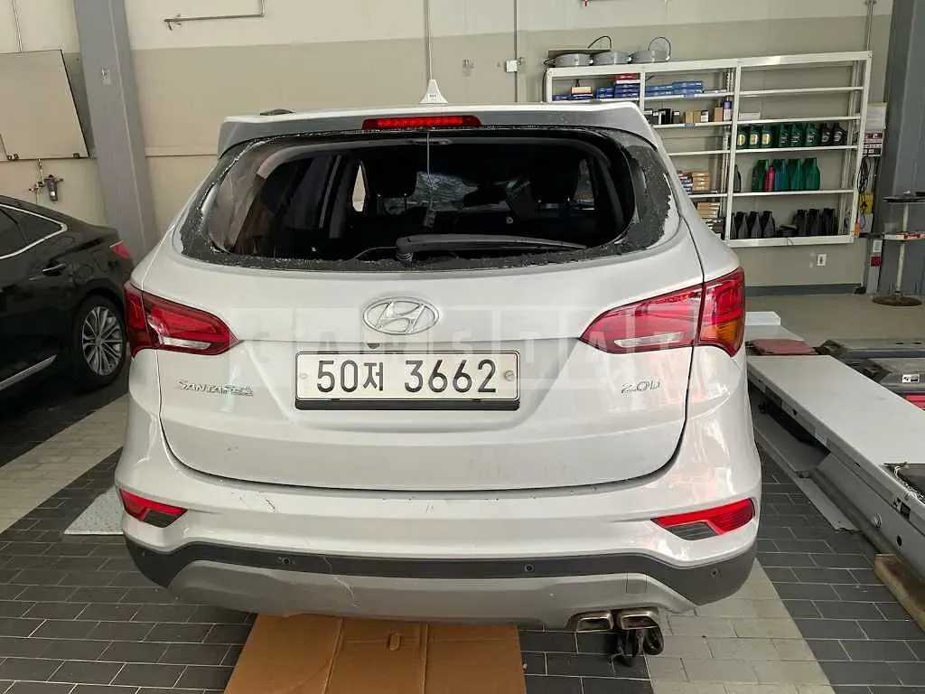 Photo 2 of 17: 2018 Hyundai Santa Fe, VIN KMHSW81UBJU843622 — Korean insurance auction
