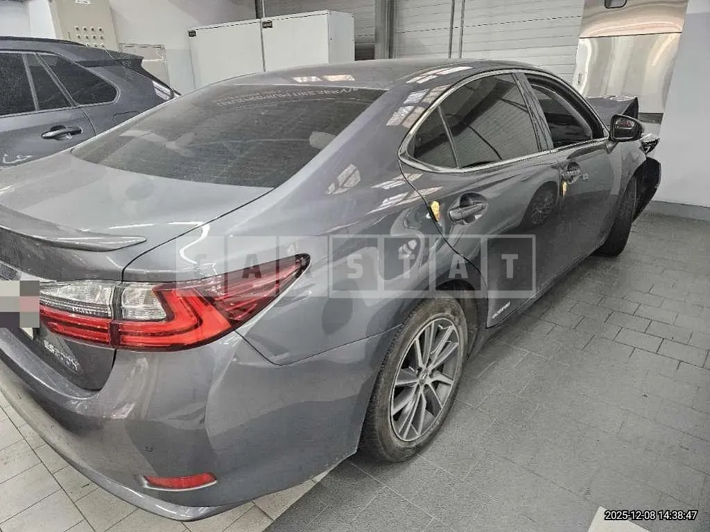 Photo 2 of 14: 2017 Lexus ES300h — Korean insurance auction