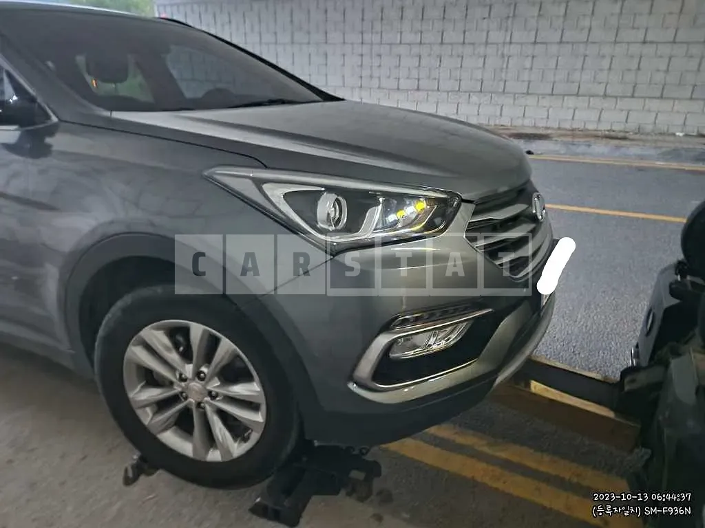 Photo 2 of 9: 2018 Hyundai Santa Fe, VIN KMHSW81UBJU854015 — Korean insurance auction