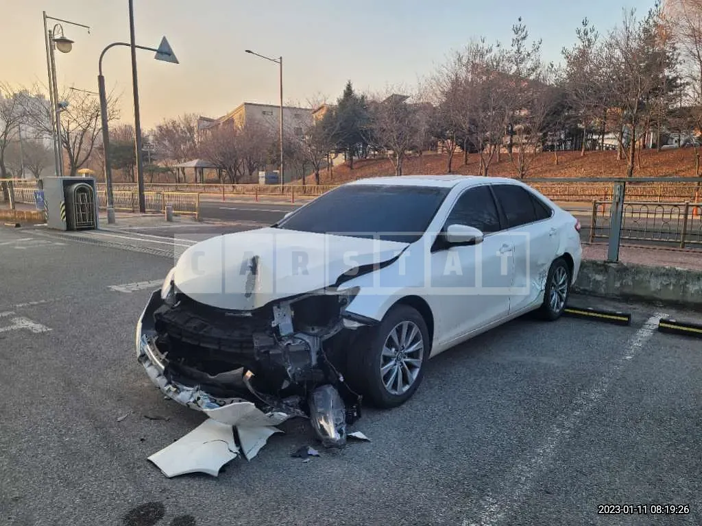 Photo 2 of 8: 2017 Toyota Camry, VIN 4T1BF1FK8HU743513 — Korean insurance auction