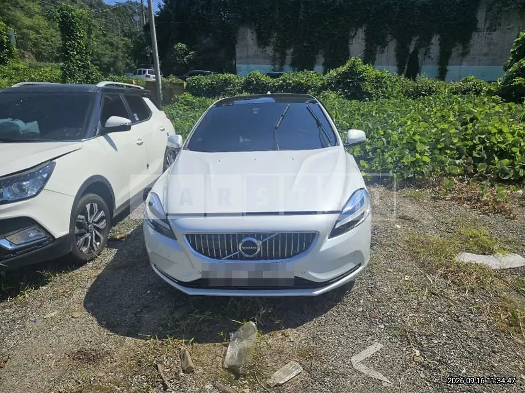 Photo 2 of 23: 2017 Volvo V40T5 — Korean insurance auction