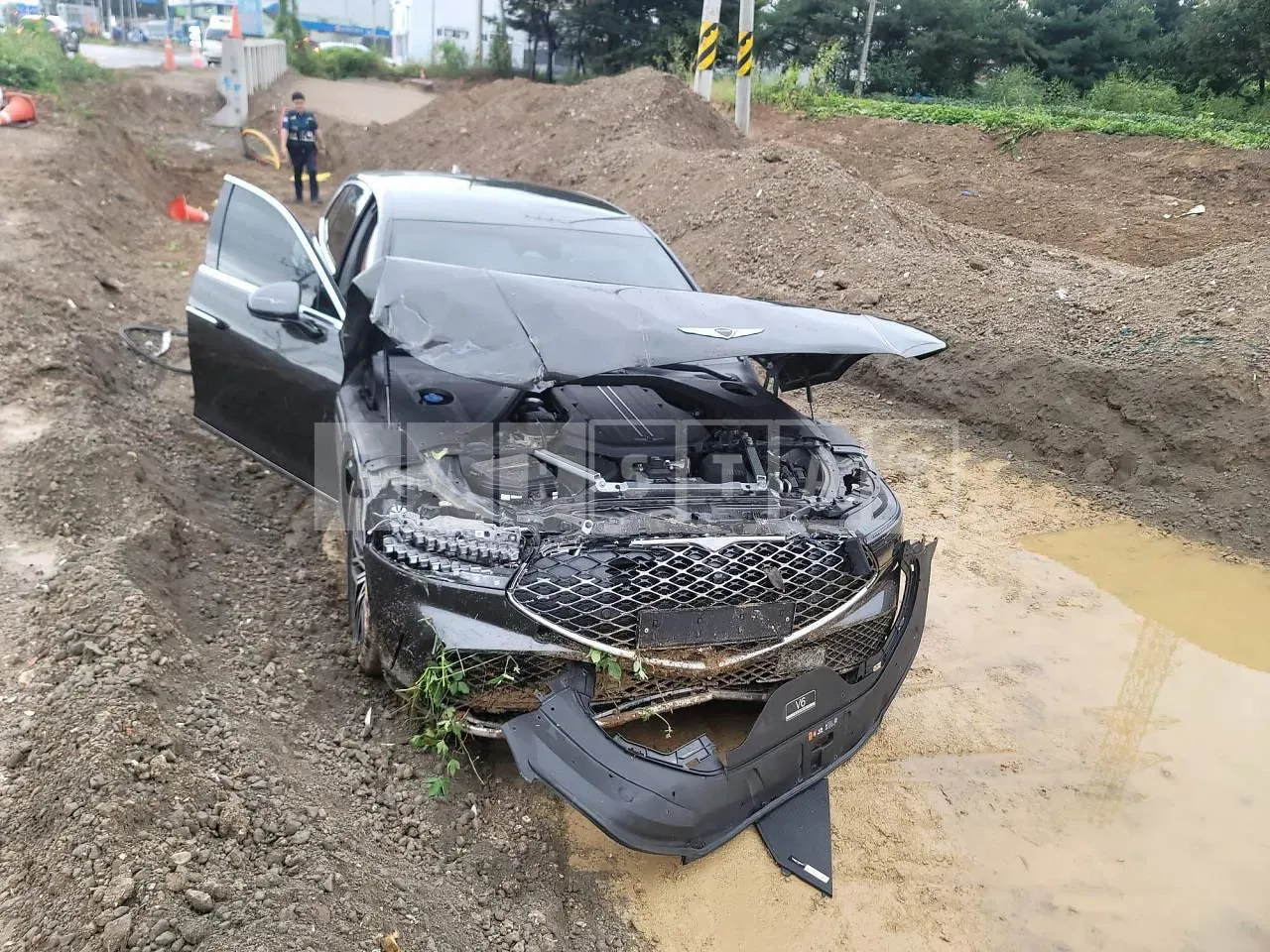 Photo 2 of 41: 2023 Genesis G90, VIN KMTFA41DDPU037745 — Korean insurance auction