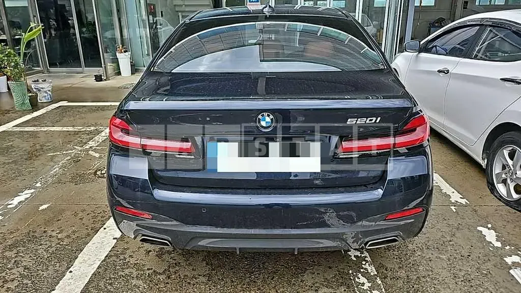 Photo 2 of 11: 2020 BMW 520i — Korean insurance auction