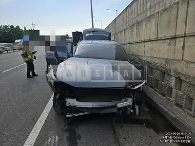 Photo 1 of 18: 2023 Audi Etron S — Korean insurance auction