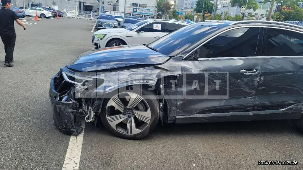 Photo 2 of 23: 2022 Audi e-tron Sportback 55 quattro — Korean insurance auction