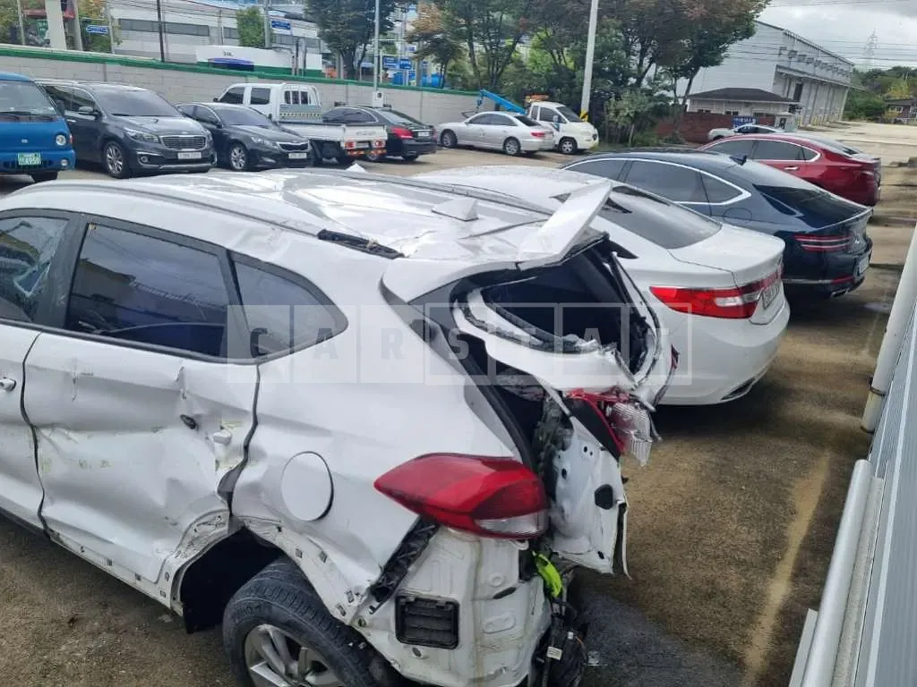 Photo 2 of 16: 2016 Hyundai Tucson, VIN KMHJ3815GGU121091 — Korean insurance auction