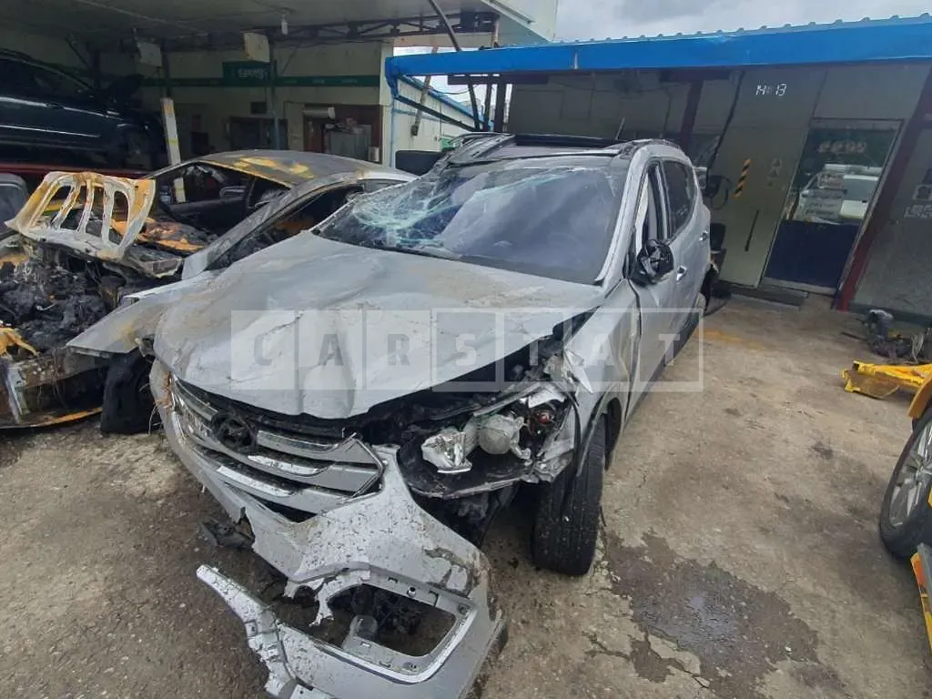 Photo 2 of 5: 2015 Hyundai Santa Fe, VIN KMHSW81UDFU305403 — Korean insurance auction