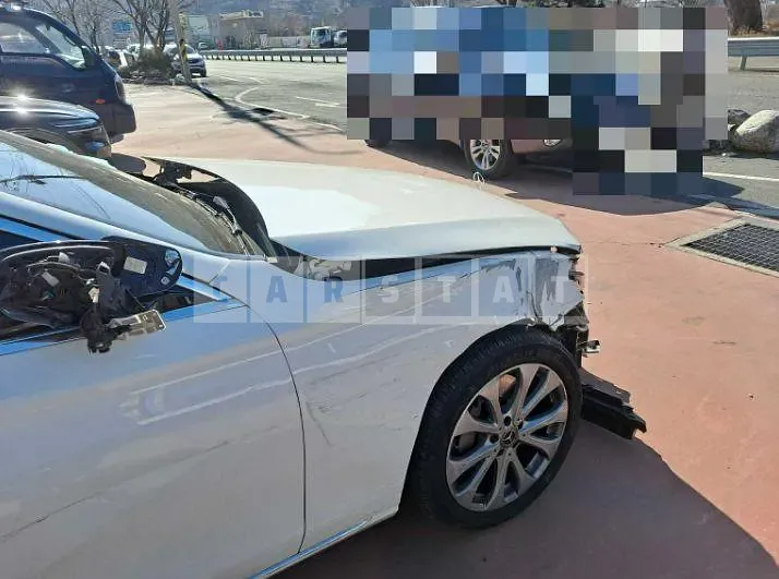 Photo 2 of 13: 2018 Mercedes-Benz E300, VIN WDDZF4JB0JA404298 — Korean insurance auction