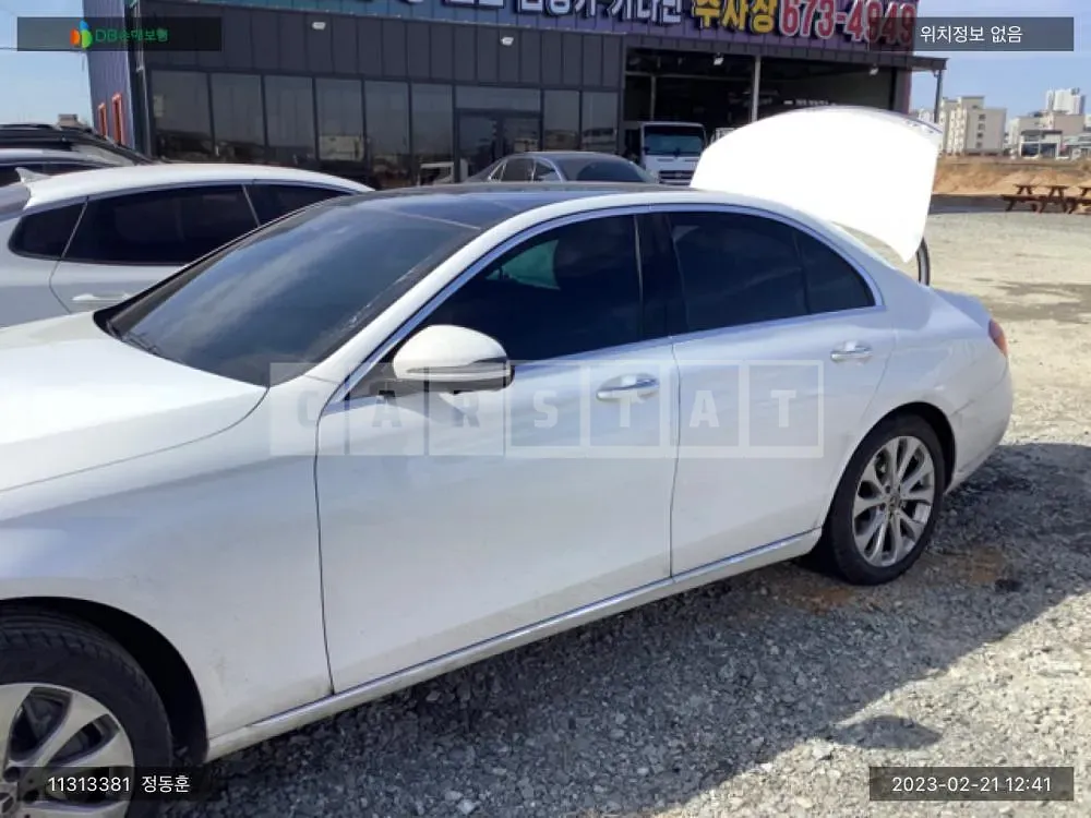Photo 2 of 21: 2019 Mercedes-Benz E300 4Matic, VIN WDDZF4KB0KA617106 — Korean insurance auction