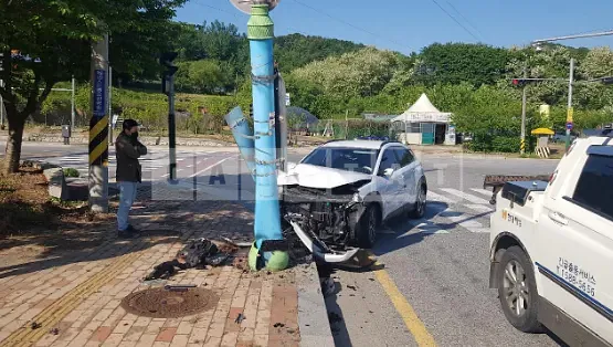 Photo 2 of 4: 2018 Hyundai Kona, VIN KMHK3816GJU034555 — Korean insurance auction