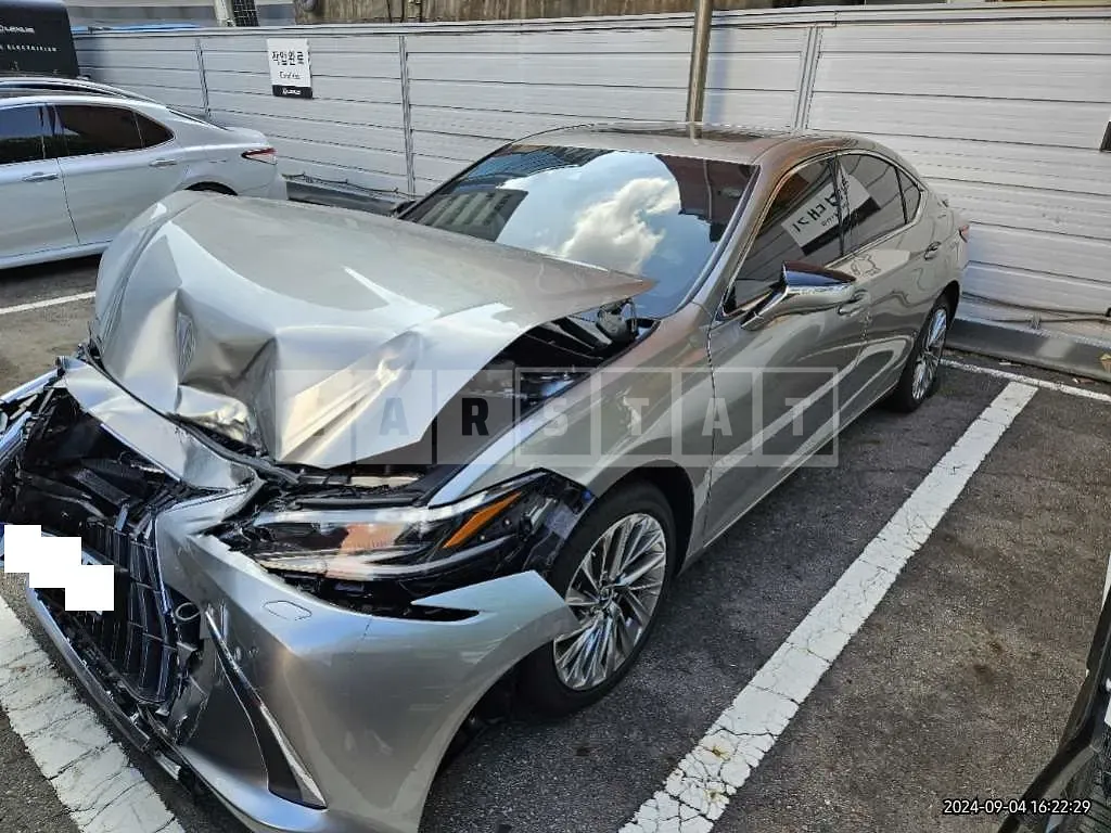 Photo 2 of 18: 2024 Lexus ES300h — Korean insurance auction