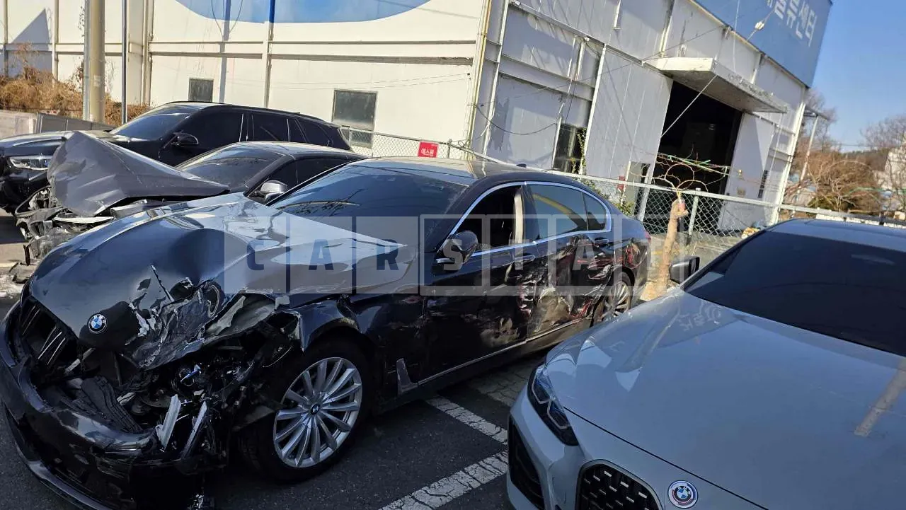 Photo 2 of 33: 2016 BMW 730Ld xDrive, VIN WBA7G6107GG679341 — Korean insurance auction