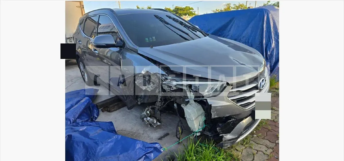 Photo 2 of 7: 2016 Hyundai Santa Fe DM, VIN KMHSW81UBGU623532 — Korean insurance auction