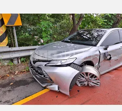 Photo 1 of 2: 2019 Toyota Camry — Korean insurance auction