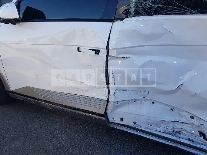 Photo 2 of 17: 2022 Hyundai Modern Ionic 5, VIN KMHKR81AFNU117016 — Korean insurance auction
