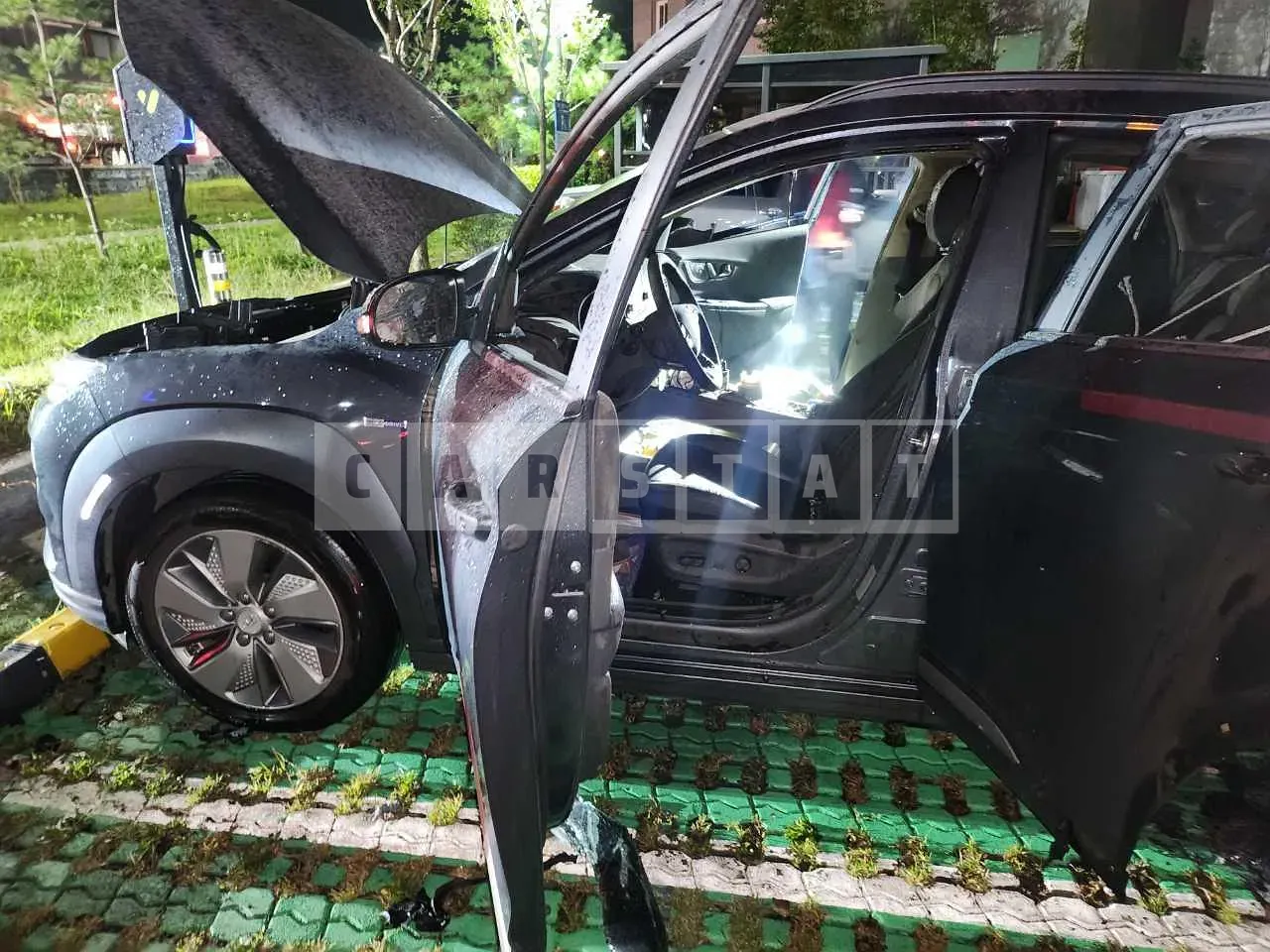 Photo 2 of 15: 2019 Hyundai Kona Electric, VIN KMHK381GFKU057471 — Korean insurance auction