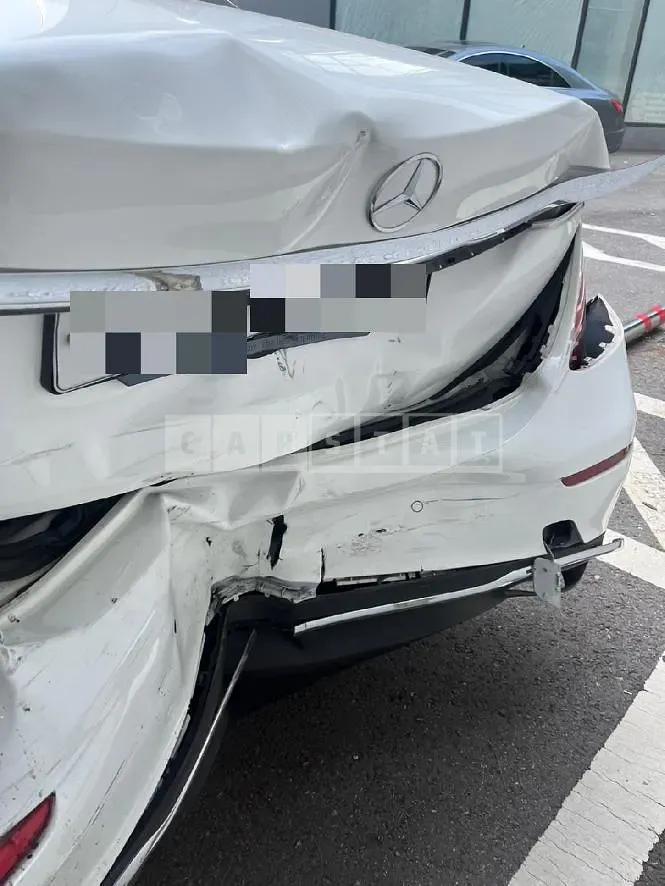 Photo 2 of 15: 2018 Mercedes-Benz E300, VIN WDDZF4JB3KA571580 — Korean insurance auction
