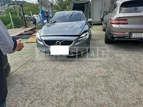 Photo 2 of 12: 2017 Volvo V40 D3 — Korean insurance auction