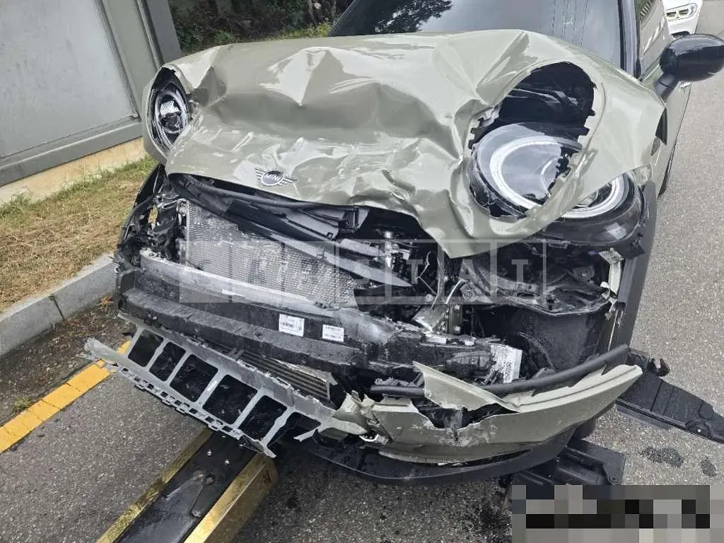 Photo 2 of 6: 2020 MINI Cooper — Korean insurance auction