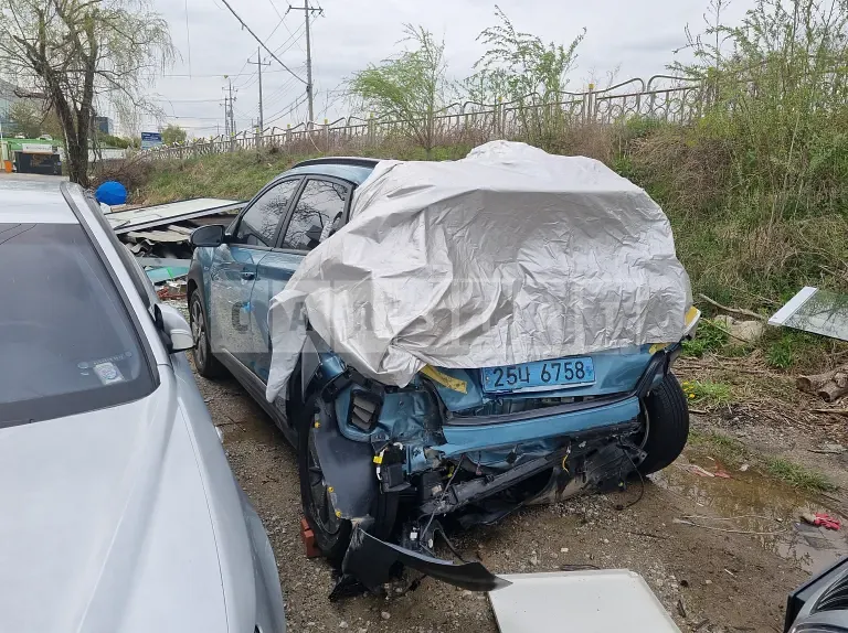 Photo 2 of 16: 2019 Hyundai Kona Electric, VIN KMHK281GFKU010192 — Korean insurance auction