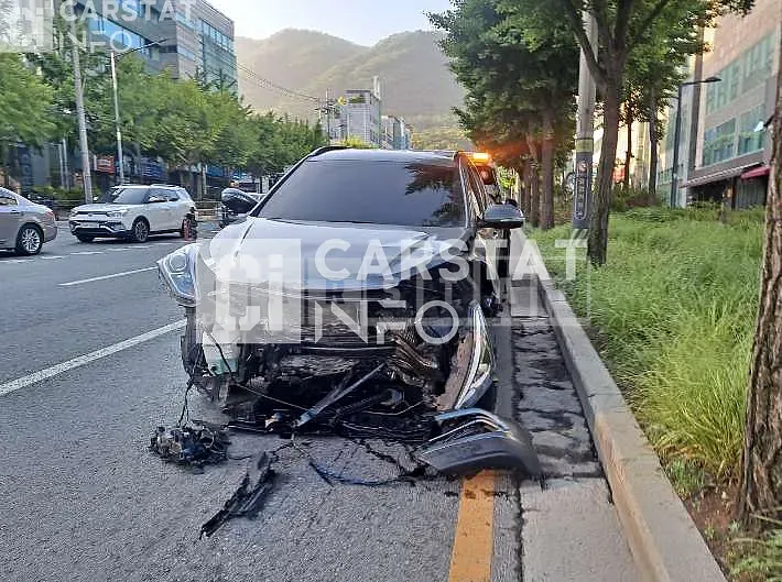 Photo 2 of 3: 2018 Hyundai Santa Fe, VIN KMHSW81UBJU850347 — Korean insurance auction
