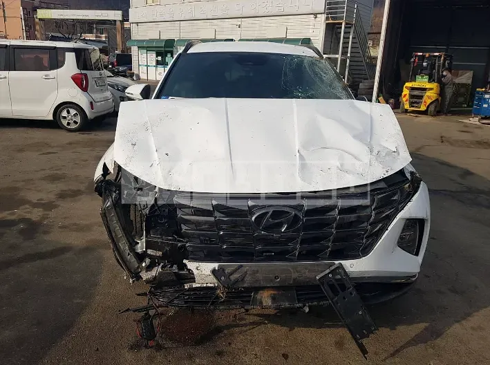 Photo 2 of 39: 2021 Hyundai Tucson, VIN KMHJE811BMU009800 — Korean insurance auction