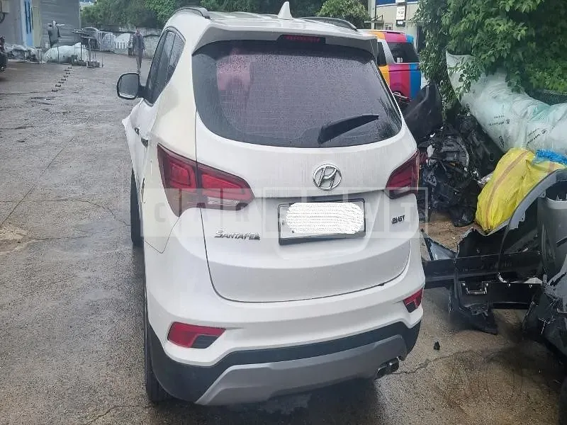 Photo 2 of 4: 2016 Hyundai Santa Fe, VIN KMHSW81UBGU621320 — Korean insurance auction
