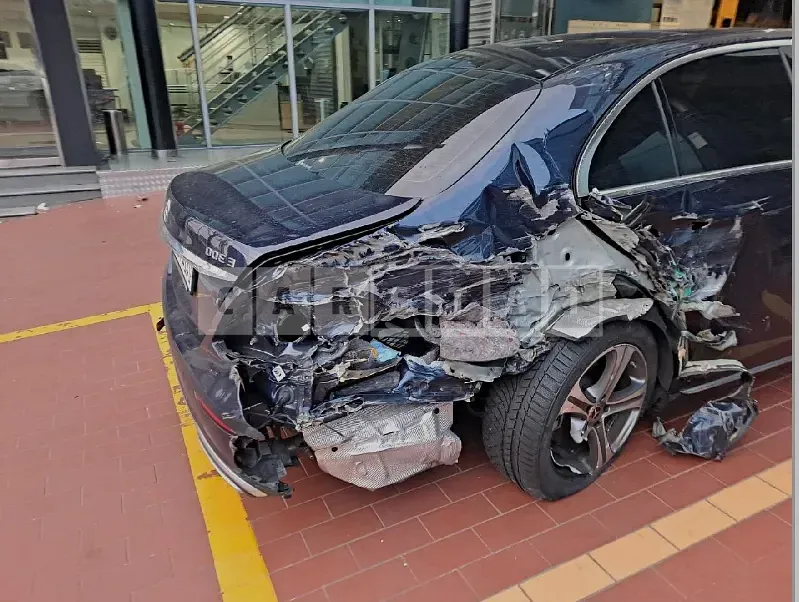 Photo 2 of 9: 2019 Mercedes-Benz E 300, VIN WDDZF4JB2KA695033 — Korean insurance auction