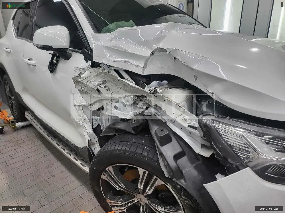 Photo 2 of 13: 2021 Volvo XC40B4 AWD, VIN YV1XZK92CM2607725 — Korean insurance auction