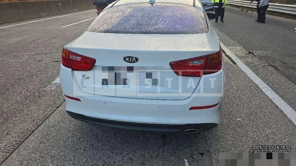 Photo 2 of 7: 2015 Kia K5 — Korean insurance auction